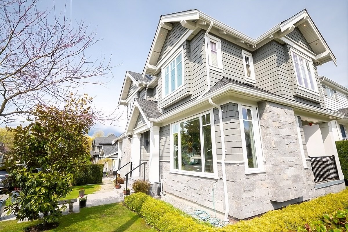 Corner lot exterior view